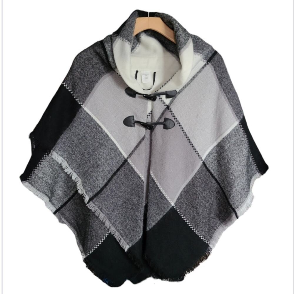 Christopher Banks Poncho OS Gray Black White Fringe Geometric Toggle Boho Wrap